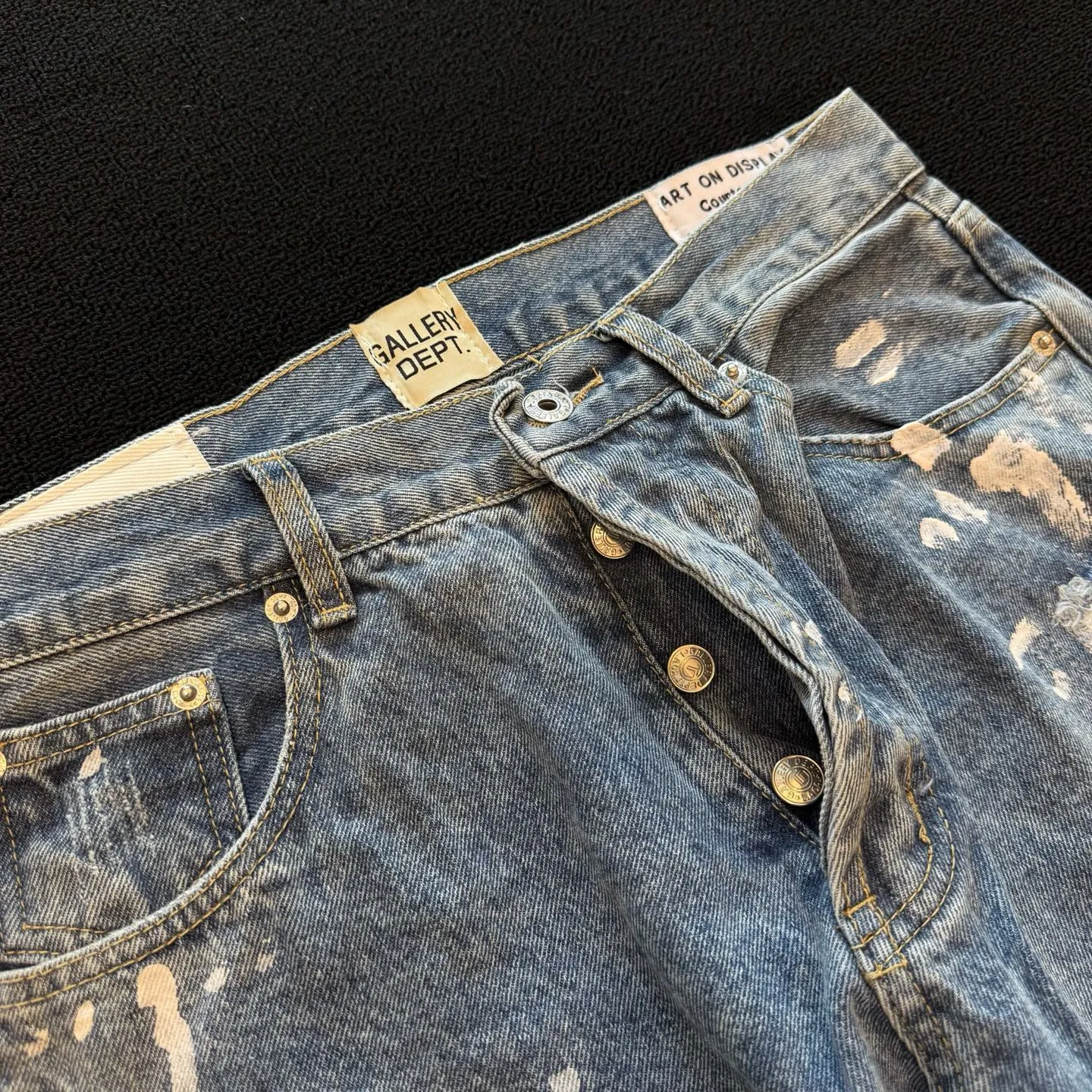 P250 model number: D354 GALLERY DEPT & Chrome hearts co-branded spliced washed flared ripped jeans, three-dimensional version, loose and comfortable, not picky about body shape, factory precision, original factory quality control, same style for men and women, can be matched with couples, versatile recommendation, must-have denim for all seasons, the process is made of heavy-duty washed pure cotton denim fabric, after washing, it is soft and thick, very stylish when worn on the body Size: 28, 30, 32, 34, 36 (S-XXL) Color: Splicing Size reference # 28 trouser length 100 waist 72 30 trouser length 102 waist 76 32 trouser length 104 waist 80 34 trouser length 106 waist 84 36 trouser length 108 waist 88